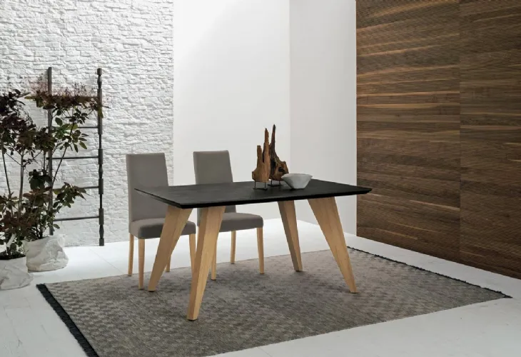 Tavolo Raw con piano in pietra antracite e base in legno di rovere natura di Sedit