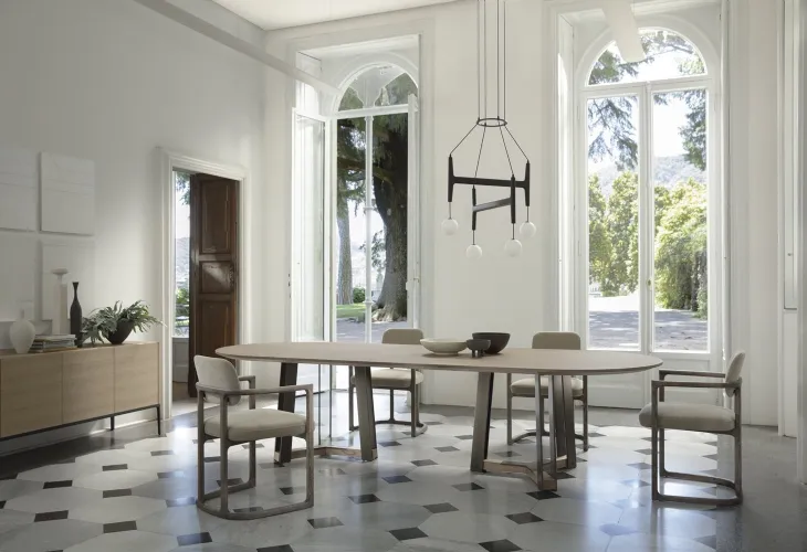 Tavolo ovale con base in metallo finitura ottone bronzato spazzolato e top in frassino Shibumi di Porada