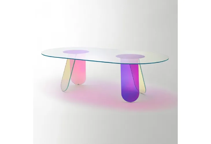 Tavolo ovale Shimmer in cristallo con una speciale finitura multicromatica cangiante di Glas Italia