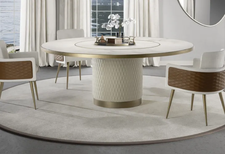 Tavolo rotondo con base rivestita in pelle trapuntata e top in legno con cover MarmoReflex e Lazy Susan integrato Signore degli Anelli 72 Steel di Reflex