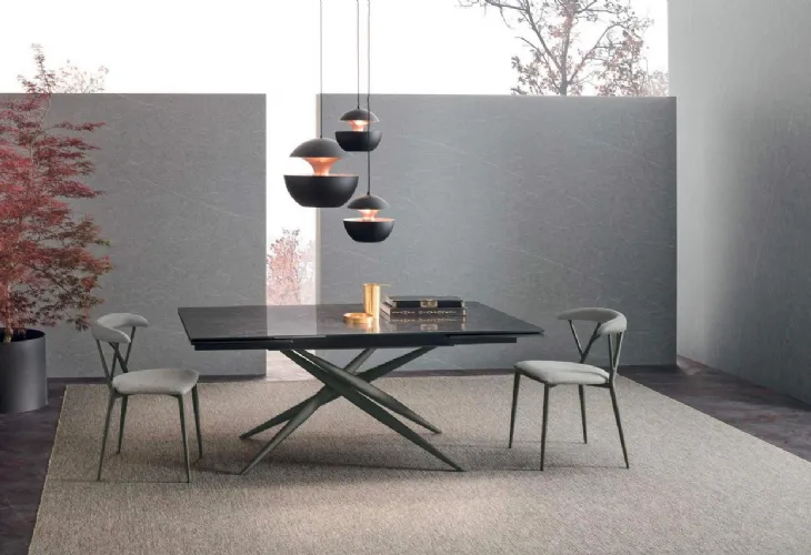 Tavolo allungabile Tiffany con piano in ceramica nero greco lucido e base in metallo antracite di Sedit