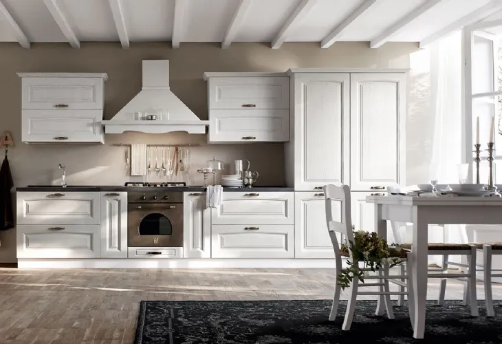 Cucina Classica lineare Provenza in massello di frassino finitura decapè bianco di Forma la cucina