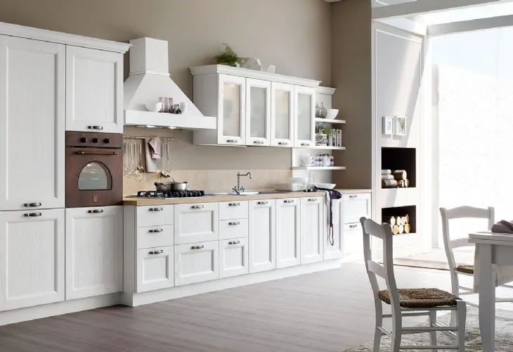 Cucina Classica Venezia in massello di frassino finitura decapè bianco di Forma la cucina
