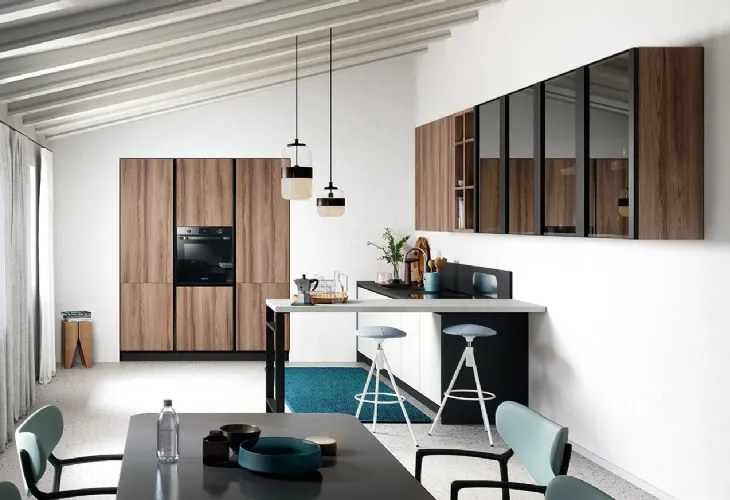 Cucina Moderna con penisola Colibrì Presa in finitura bianco luce e noce nordico di Forma la cucina