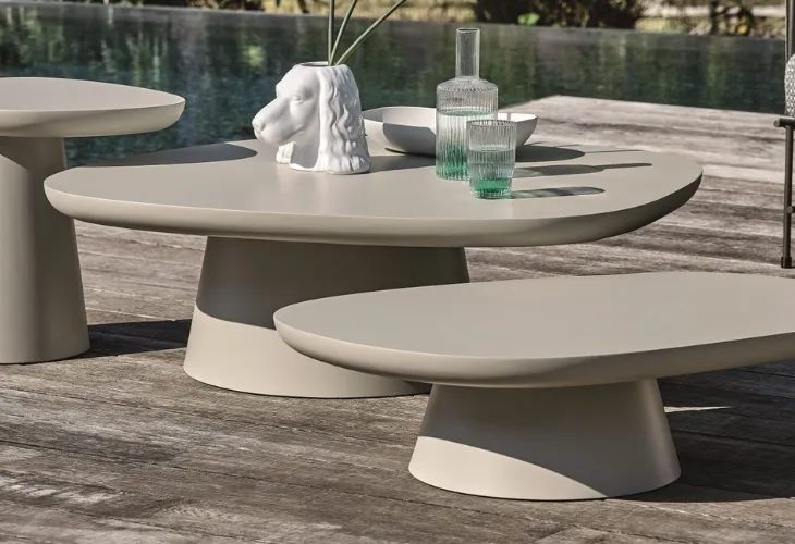 Tavolini Stone con base in metallo verniciato e top in MDF verniciato con finitura outdoor di Ditre Italia