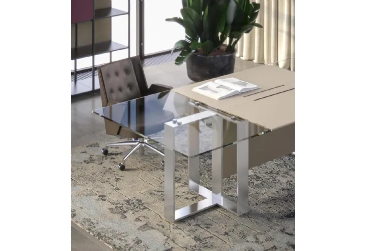 Scrivania Direzionale con basamento in alluminio e piano in vetro e pelle Altagamma tavolo di Estel